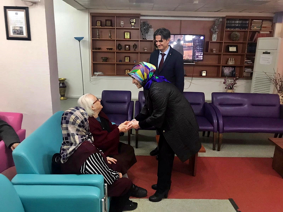 Kaymakam Fatih GENEL'in eşi Yasemin GENEL, İlçemizde bulunan Nevvar - Salih İşgören Huzurevini ziyaret etti.